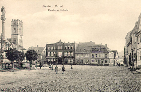 Diese Ansichtskarte zeigt die Südfront des Marktplatzes, der das Gebäude des damaligen Hotels „Adler“ dominiert. Links ragt der Turm des ehemaligen Bürgerlichen Bräuhauses empor.