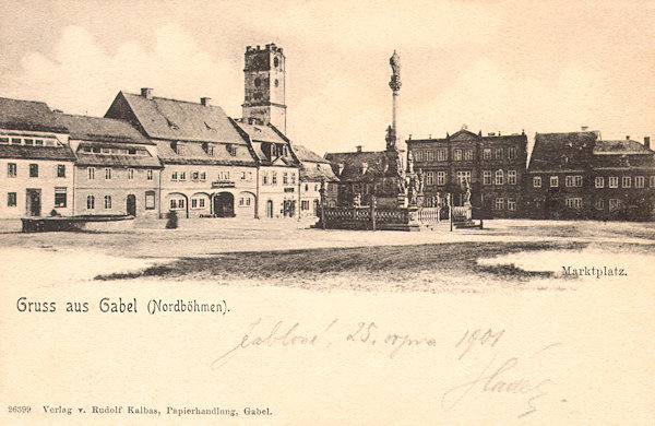 Auf dieser Ansichtskarte aus der Wende des 19. und 20. Jahrhunderts sieht man den Südostteil des Marktplatzes mit der Statuengruppe des hl. Salvator und im Hintergrund den Turm des ehemaligen Bürgerlichen Bräuhauses.