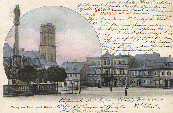 Tato pohlednice zachycuje jižní stranu náměstí se sousoším sv. Salvátora v popředí. Věž bývalého měšťanského pivovaru je dnes zastřešená a slouží jako vyhlídka.