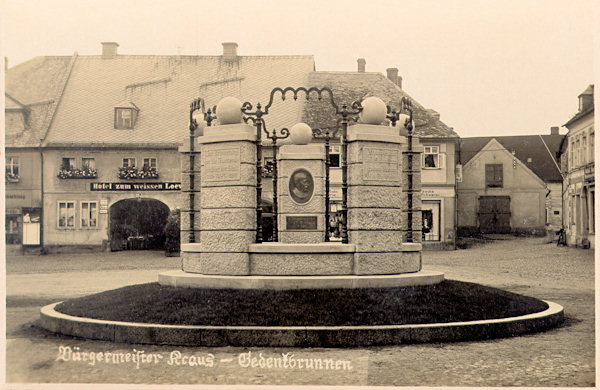 On this picture postcard the gift of the town of Zittau (Germany) - the fountain with a plaquette and a commemorative address on the burgermeister Vinzenz Kraus biult on the market place and festively unveiled on July 28, 1916 which,however, after World War Two had been demolished. In the background the former hotel „Zum weissen Löwen“ (White lion) is shown.