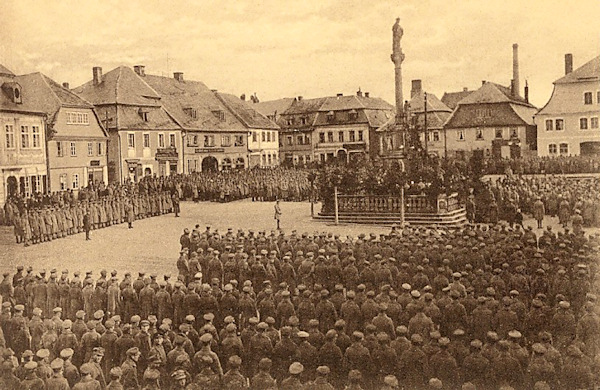 Diese Ansichtskarte zeigt den Marktplatz in Jablonné (Deutsch-Gabel) beim Sonntagsgottesdienst der ukrainischen Brigade am 2. April 1920.