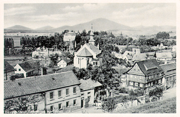 Diese Ansichtskarte aus der Zeit des 2. Weltkrieges zeigt den Südrand der Stadt mit der evangelischen Kirche. Die Strasse vor den Häusern im Vordergrund führt nach Mimoň (Niemes), im Hintergrund sieht man das Schloss Nový Falkenburk (Neu-Falkenburg).