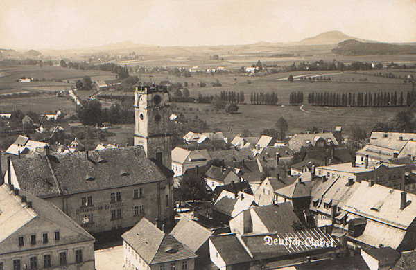 Auf dieser Ansichtskarte sieht man das durch Umbau der im Stadtbrand des Jahres 1788 vernichteten Marienkirche entstandene ehemalige Bürgerliche Bräuhaus. Der Turm bietet heute einen schönen Ausblick auf die Stadt und die umliegende Landschaft. Im Hintergrund rechts sieht man den Brništský vrch (Laufberg) und links am Horizont den Kamenický kopec (Kamnitzberg) bei Zákupy (Reichstadt).