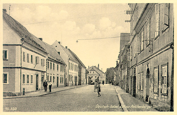 Auf dieser Ansichtskarte von um 1940 sieht man die damalige Zittau-Reichenberger Strasse hinter der Abzweigung der zum Bahnhof führenden, heute Švermova ulice genannten früheren Bahnhofstrasse. Die Häuser an der linken Seite wurden in der 2. Hälfte des 20. Jahrhunderts abgerissen und durch Grossplattenhäuser ersetzt.