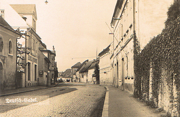 Diese Ansichtskarte zeigt die damalige Zittau-Reichenberger Strasse in der Richtung vom Friedhof zur Stadt. Im Vordergrund links sieht man einen Teil der St-Wolfgangskapelle, an der rechten Strassenseite haben sich bis heute nur die beiden im Vordergrunde stehenden Häuser erhalten.