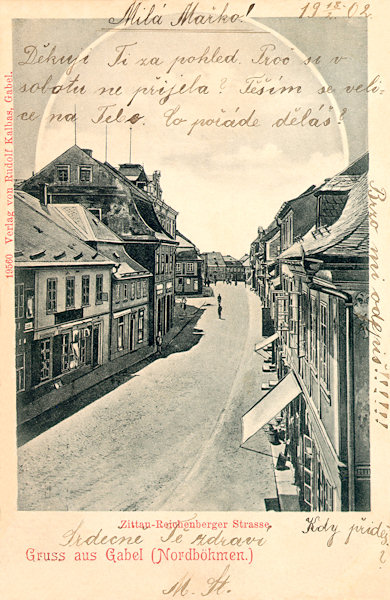 Diese Ansichtskarte aus der Wende des 19. und 20. Jahrhunderts zeigt den zum Marktplatz führenden Teil der Zittau-Reichenberger Strasse, aufgenommen vom Hause an der Ecke zur Dlouhá ulice (Lange Gasse).