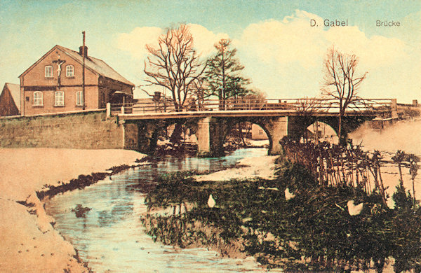 Auf dieser Ansichtskarte sieht man die am Südrande der Stadt über den Panenský potok (Jungfernbach) führende Strassenbrücke.