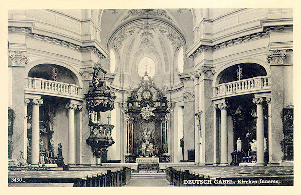 Auf dieser Ansichtskarte von der Wende der 30. und 40. Jahre des 20. Jahrhunderts sieht man den Innenraum des Domes des hl. Laurentius und der hl. Zdislava.