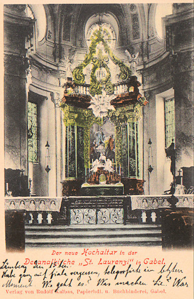 Diese Ansichtskarte zeigt den Altarraum des Domes des hl. Laurentius und der hl. Zdislava mit dem Hochaltar.