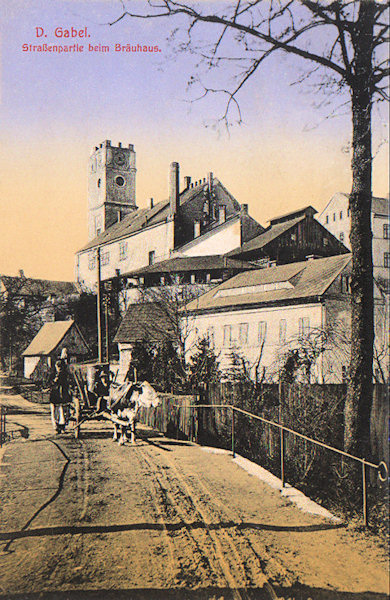 On this picture postcard taken from the now „Tyršova ulice“ named street we see the former town brewery with its tower, which originated from the reconstruction of the parish church Birth of the Virgin demolished in the conflagrance of 1788. At present a look-out platform had been adapted on the tower.