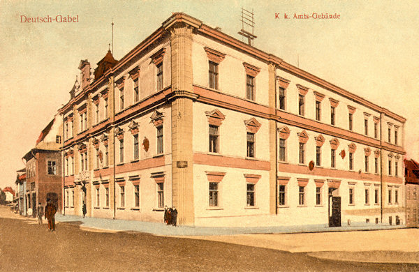 On this picture postcard from 1914 there is the former office building constructed in 1890 near of the town church on the place of the former restaurant „Zum Herrenhaus“. Today in its roomt there is the post-office.
