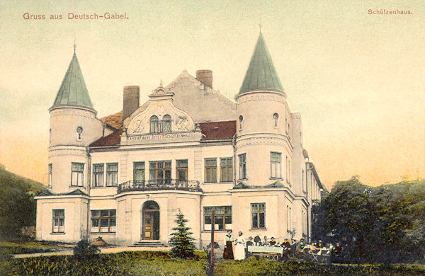 Auf dieser Ansichtskarte aus dem Jahre 1915 sieht man das 1902 erbaute Gebäude der Schützenhauses in der Tyrš-Gasse.