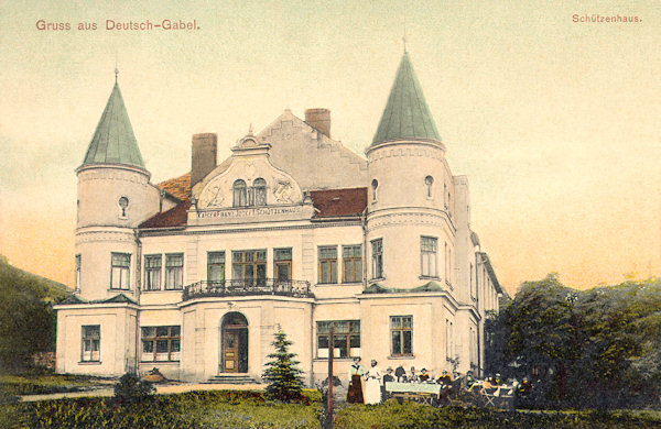 On this picture postcard from 1915 we see the firing range building from 1902 in the Tyršova street.