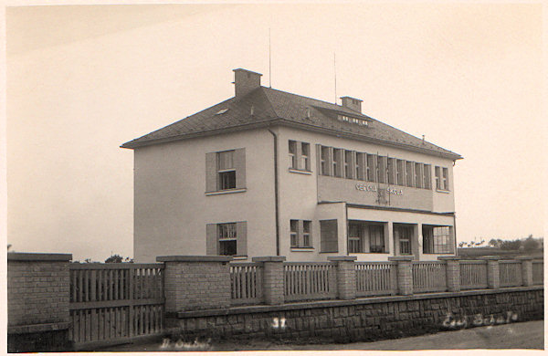 Diese Ansichtskarte zeigt die tschechische Minderheitsschule, die 1930 in der heutigen Komenský-Gasse erbaut wurde.