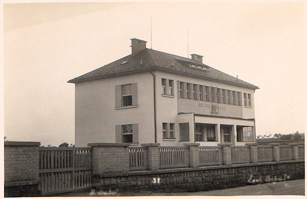 Tato pohlednice zachycuje českou menšinovou školu, postavenou v roce 1930 v nynější Komenského ulici.