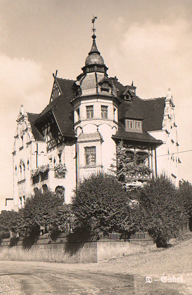 Auf dieser Ansichtskarte sieht man Joseph Elstners Villa von 1904, die am Südwestrande der Stadt über dem Mlýnský rybník (Mühlteich) steht.