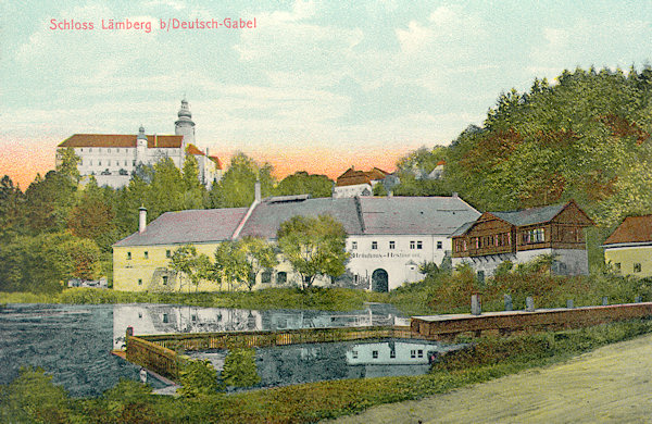 Diese Ansichtskarte aus der Zeit zwischen den Weltkriegen zeigt die heute schon abgetragenen Gebäude der ehemaligen Bierbrauerei und des Schüttbodens hinter dem Brauereiteich. Auf dem Berge im Hintergrund ragt das Schloss Lemberk aus dem Walde.