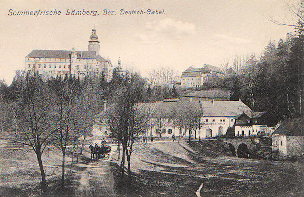 Na této pohlednici vidíme zámek s bývalým pivovarem směrem od západu. V popředí je hráz Pivovarského rybníka.