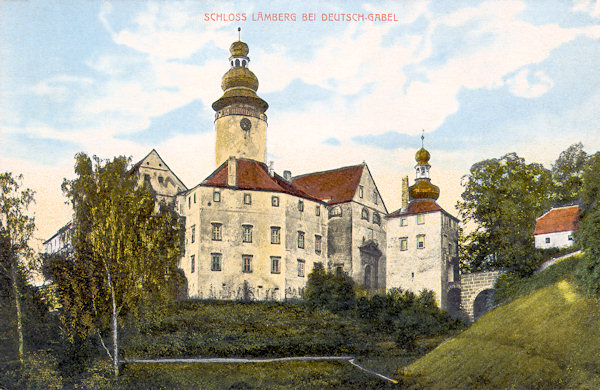 Diese Ansichtskarte von 1902 zeigt den Südflügel des Schlosses mit dem Hauptturm und dem Eingangstor.