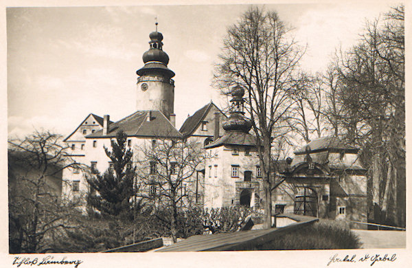 Diese Ansichtskarte von 1912 zeigt das Schloss mit dem Torturm von seiner Südseite.
