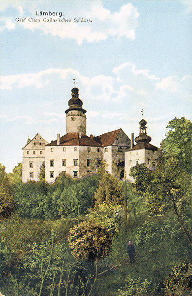 Pohlednice z roku 1912 zachycuje zámek s mohutnou válcovou věží od jihozápadu.