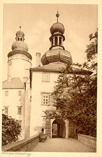 Na této pohlednici vidíme renesanční věž s druhou bránou a mostem.