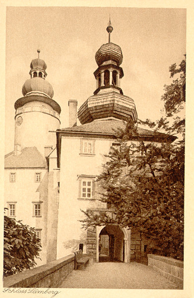 Auf dieser Ansichtskarte sieht man den Renaissance-Turm mit dem zweiten Tor und der Brücke.