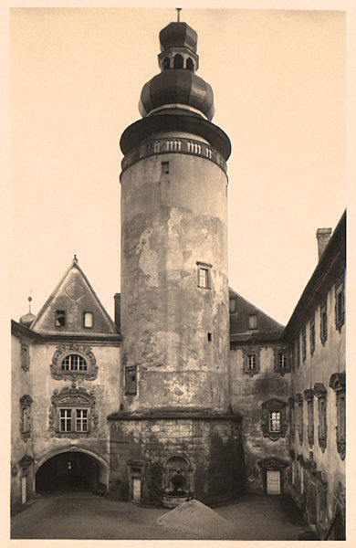 Tato pohlednice zachycuje válcovou hlavní věž, jejíž dolní část pochází ze 13. století.