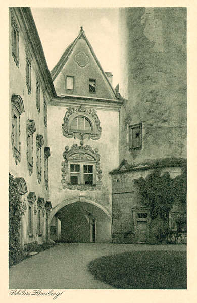 On this picture postcard we see the third entrance gate, which was built between the western renaissance wing of the castle and the main tower. In the room over the passageway there is the chapel dedicated to the Sending-down of the Holy Ghost.