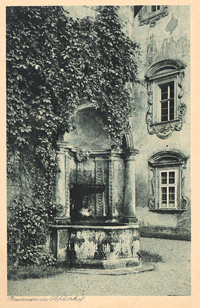 Tato pohlednice zachycuje barokní kašnu u paty hlavní věže.