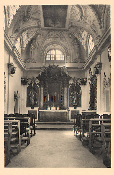 Tato pohlednice představuje interiér zámecké kaple Seslání Ducha Svatého.
