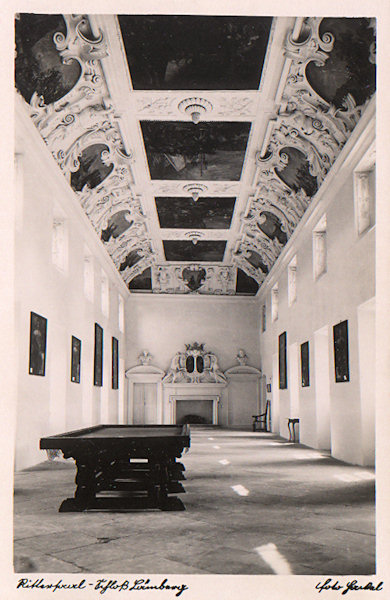 Tato pohlednice zachycuje rozlehlý Rytířský sál, vybudovaný v severním křídle zámku ve 2. polovině 17. století.