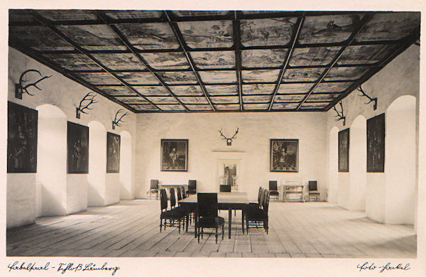 Na této pohlednici vidíme Bajkový sál s malovaným kazetovým stropem z počátku 17. století.