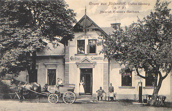 Auf dieser Ansichtskarte sieht man die ehemalige Gaststätte „Schweizerhaus“, das 1906 erbaut wurde. Das Haus, das jetzt als Motorest dient, hat sich sein Aussehen bis heute fast unverändert erhalten.