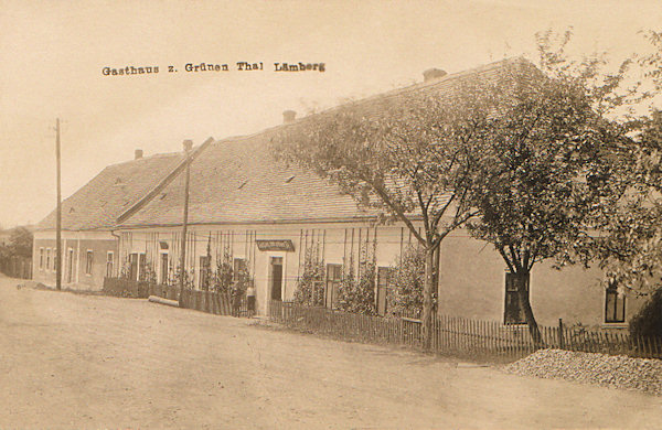 Auf dieser Ansichtskarte sieht man das frühere Gasthaus „Zum grünen Tal“, das hinter der Bahnübersetzung an der alten Strasse nach Jablonné (Deutsch-Gabel) steht.