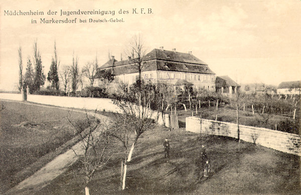 Auf dieser Ansichtskarte vom Jahre 1923 sieht man den sog. Palme-Hof in Markersdorf, der am Ende des 20. Jh. nach langjähriger Verwüstung mit grossen Kosten restauriert worden ist.