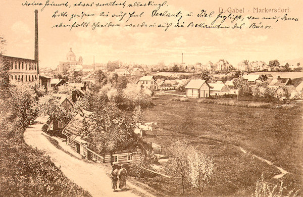 Na této pohlednici vidíme jihozápadní část Markvartic s tovární budovou, která je dodnes využívaná. V pozadí je vidět chrám sv. Vavřince a sv. Zdislavy v Jablonném.