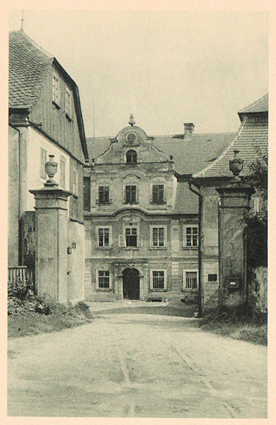 Tato pohlednice zachycuje vstupní bránu a průčelí tzv. Palmeho dvora. Budova v popředí vlevo dnes už nestojí, ale hlavní budova v pozadí je dnes pěkně opravená.