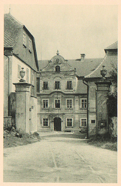 Diese Ansichtskarte zeigt das Eingangstor und die Vorderfront des sog. Palmeschen Gutes. Das Gebäude vorne links steht nicht mehr, aber das Hauptgebäude im Hintergrund ist heute schön renoviert.