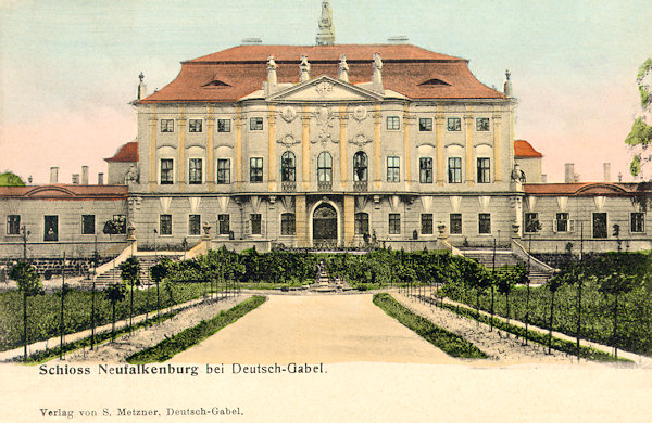 Auf dieser Ansichtskarte aus der Zeit vor 1918 ist das damals von einem schön gepflegten Garten umgebene spätbarocke Schloss Nový Falkenburk (Neu-Falkenburg).