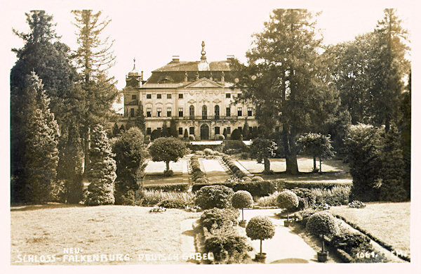 Diese Ansichtskarte aus den Jahren zwischen beiden Weltkriegen zeigt das Schloss Nový Falkenburg (Neu-Falkenburg) mit seinem gepflegten Park.