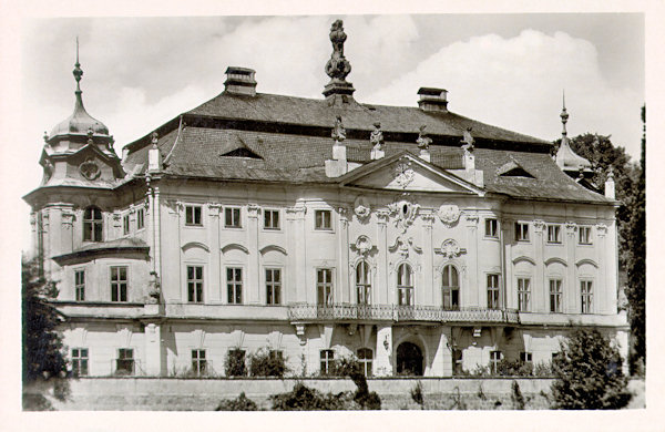 Diese Ansichtskarte zeigt die verzierte rückwärtige Fassade des Schlosses.