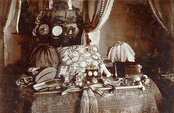 On this picture postcard a part of the souvenirs after field marshall Radecky which in the first half of the 20th century had been displayed in one of the rooms of the castle is shown.