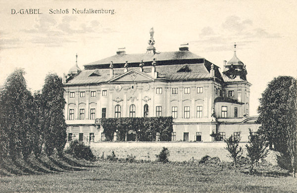 Auf dieser Ansichtskarte von 1922 ist das Schloss Neu-Falkenburg, aus dem Baron Johann Moritz Liebig in den Jahren nach 1901 einen der schönsten Herrensitze Böhmens schaffen liess Im Schlosse befand sich unter Anderem auch ein Gedenkzimmer mit Andenken an den Feldmarschall Radetzky. Heute dient das Schloss als ein Jugendinternat.