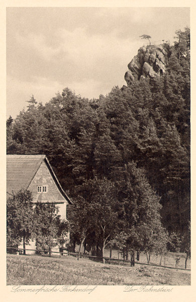 Diese Ansichtskarte zeigt den Aussichtsfelsen Havran (Rabenstein) oberhalb von Polesí (Finkendorf).