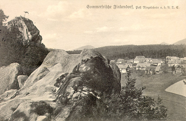 Na této pohlednici vlevo vidíme vyhlídkovou skálu Havran, vystupující z návrší na jižní straně osady Polesí.
