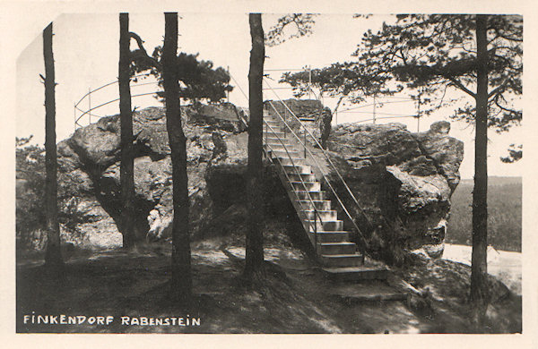 Tato pohlednice zachycuje skalní vyhlídku nad Polesím s výstupovým schodištěm, které se dodnes prakticky nezměnilo.