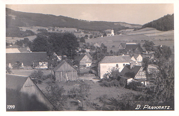 On this picture postcard we see the houses of the lower part of the village behind of which the church of St. Pancras is protruding.