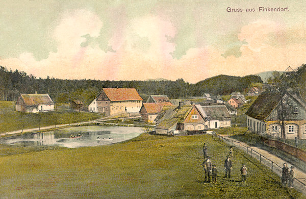 Na pohlednici z doby kolem roku 1910 vidíme střední část osady s rybníkem. Většina domů zde stojí dodnes.
