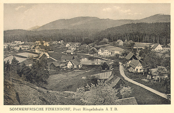 Pohlednice z doby kolem roku 1920 zachycuje osadu z jihovýchodní strany. V popředí vidíme silnici do Černé Louže a vzadu uzavírá obzor zalesněný masiv Liščí hory s Loupežnickým vrchem (vpravo).
